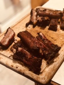 Sous vide que ribs on cutting board